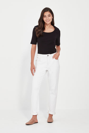 Woman wearing a black top and Verge's Paris Jean White on a white background